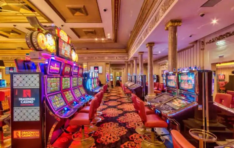 Tabel pembayaran Caribbean Stud Poker menunjukkan peringkat tangan dan nilai bayar untuk setiap kombinasi